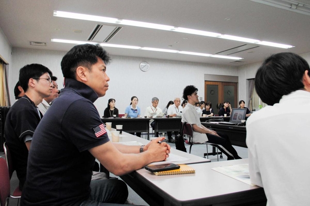 月に１回の「チーム永源寺」の会議に参加する花戸貴司医師（手前左）＝滋賀県東近江市