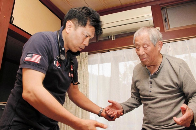 訪問診療する花戸貴司医師＝滋賀県東近江市