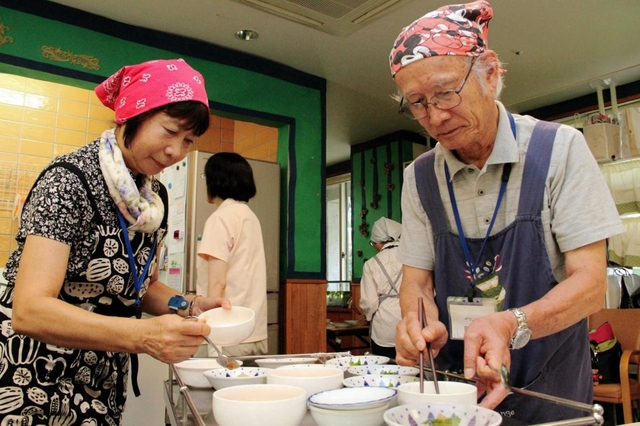 ケアタウン小平でボランティアを続ける岡安雄さん（右）＝東京都小平市