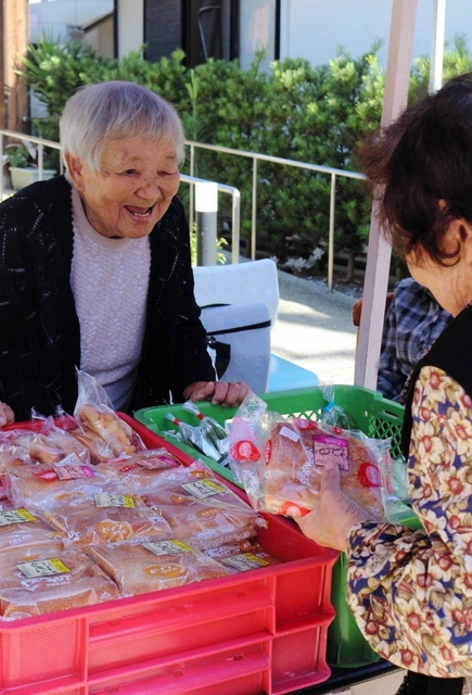 「リヤカー販売」で接客をする出家サツキさん＝相生市大谷町
