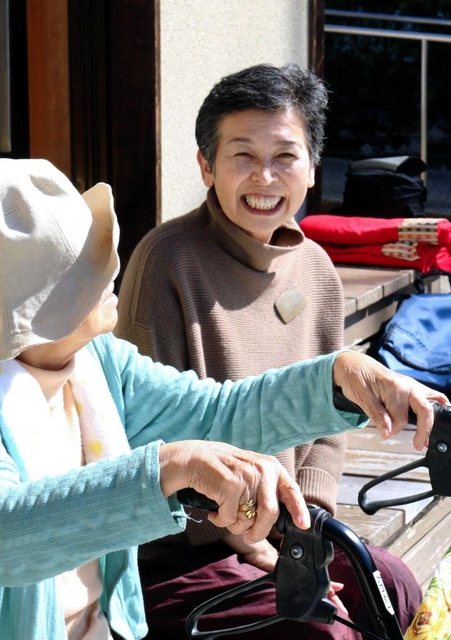 笑顔でお年寄りと話す「さくらホーム　おおの家」の施設長、羽田冨美江さん＝相生市