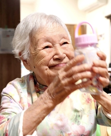 「花・花」に入居している西岡里子さん（９８）。一日、一日を大切に過ごす＝洲本市下加茂２（撮影・辰巳直之）