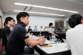 月に１回の「チーム永源寺」の会議に参加する花戸貴司医師（手前左）＝滋賀県東近江市