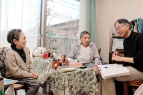 「いつぷく荘」に暮らす竹下さん夫妻を診療する山崎章郎医師（右）＝東京都小平市