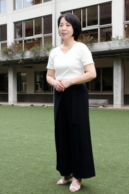 ケアタウン小平で父親をみとった真道美恵子さん＝東京都小平市