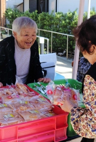 「リヤカー販売」で接客をする出家サツキさん＝相生市大谷町