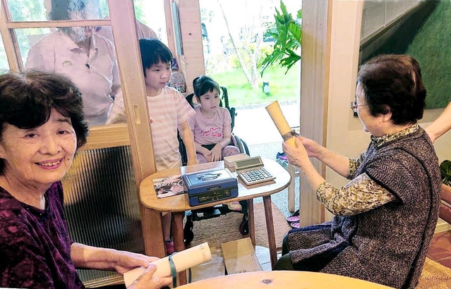 地域の子どもたちとふれあう入居者＝千葉県船橋市（「銀木犀」提供）