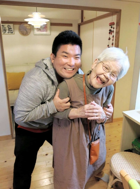 利用者とスタッフ。ご近所同士の付き合いが続く＝神奈川県藤沢市