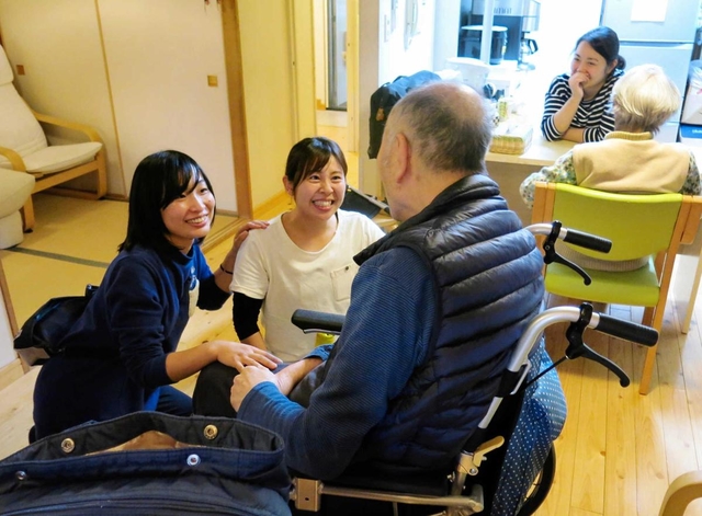 利用者に話し掛けるスタッフ。小さな空間はいつも温かい雰囲気だ＝神奈川県藤沢市