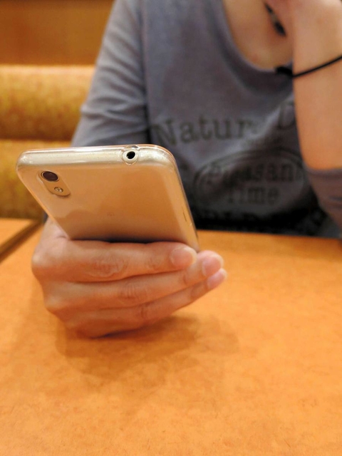 父親が亡くなった時の記録はスマートフォンに残されている＝大阪府東大阪市内