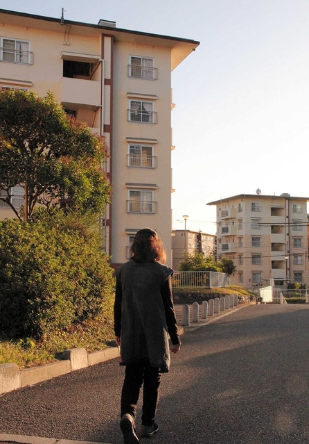 団地内を歩く民生委員の林牧子さん
