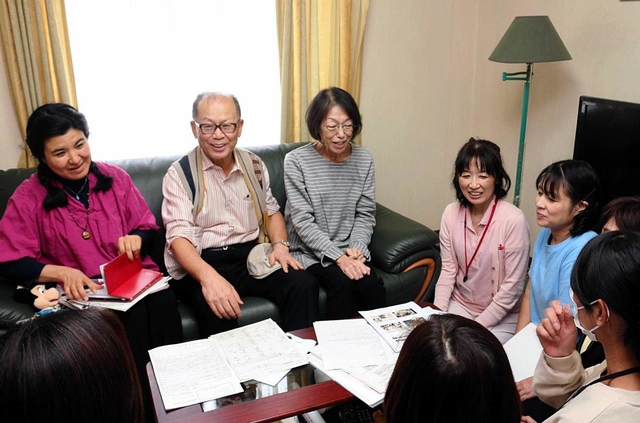 松原芳子さん（中央）を囲む小笠原文雄医師と看護師ら＝岐阜県本巣市