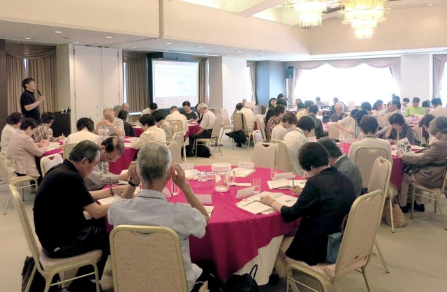 独り暮らしの男女が集った法人総会＝神戸市中央区