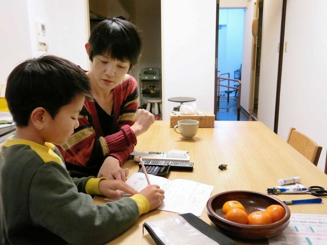 吉岡史絵さんと伊織君。田中道代さんの部屋はリビングの向こうにある＝神奈川県藤沢市