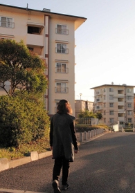 団地内を歩く民生委員の林牧子さん