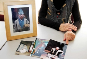 能楽師だった兄植田隆之亮さんの写真を見ながら、最期を振り返る林牧子さん