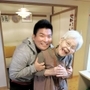 利用者とスタッフ。ご近所同士の付き合いが続く＝神奈川県藤沢市
