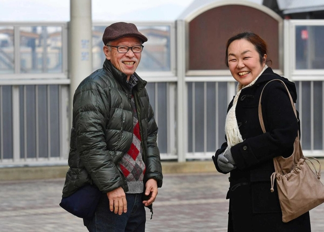 再婚から１５年になる吉田利康さん、恵子さん夫妻。ようやく夫婦らしくなってきたという＝西宮市北口町（撮影・秋山亮太）
