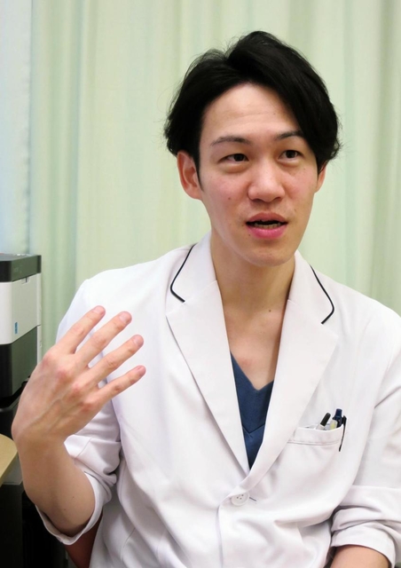 グリーフケア外来で遺族と向き合う出崎躍さん＝淀川キリスト教病院