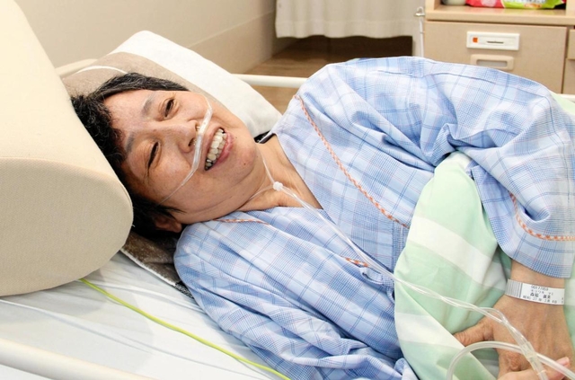 取材を受ける森脇真美さん。時折、笑顔を交えて話す＝明石市
