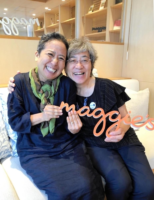 「マギーズ東京」を訪ねた森脇真美さん（左）。センター長の秋山正子さんが迎えた＝東京都江東区（森脇さん提供）