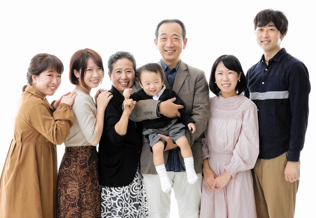 森脇真美さん（左から３人目）の家族写真。昨年９月に写真館で撮影した（夫の森脇祐一さん提供）