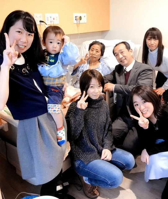 妹や夫、娘３人や孫と病室で撮った家族写真。この２日後、森脇真美さんは息を引き取った（夫の森脇祐一さん提供）