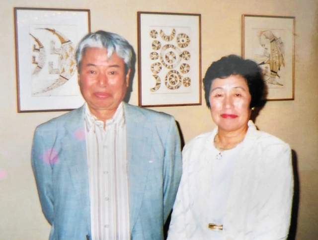 元気だったころ、２人で展覧会を訪れた金森英彦さんと克子さん（宮本亜紀子さん提供）