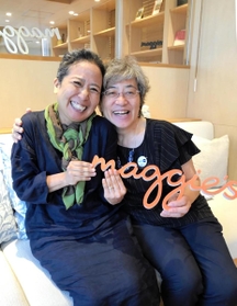 「マギーズ東京」を訪ねた森脇真美さん（左）。センター長の秋山正子さんが迎えた＝東京都江東区（森脇さん提供）