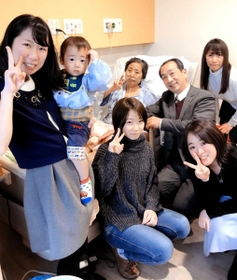 妹や夫、娘３人や孫と病室で撮った家族写真。この２日後、森脇真美さんは息を引き取った（夫の森脇祐一さん提供）