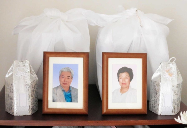 隣に並ぶ金森さん夫妻の骨つぼと遺影＝西宮市内