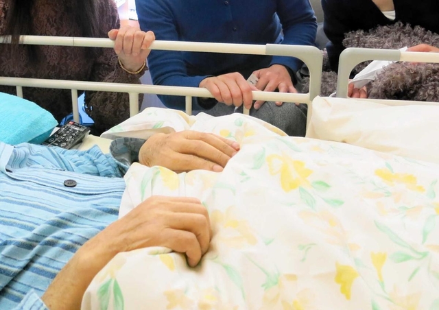 妻と娘に囲まれる山下さん。この１カ月後、家族にみとられて逝った＝芦屋市
