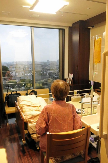 病室から窓の外を眺める山田麻子さん＝芦屋市立芦屋病院