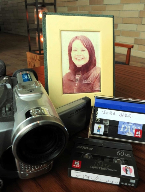 濱安久美子さんの遺影とビデオレターのテープ＝大阪市北区