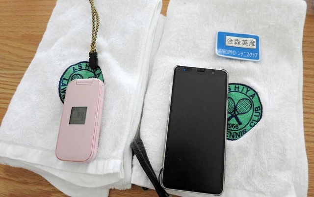 金森英彦さんと克子さんの携帯電話と夫婦で通ったテニスクラブのタオル＝西宮市内