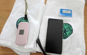 金森英彦さんと克子さんの携帯電話と夫婦で通ったテニスクラブのタオル＝西宮市内