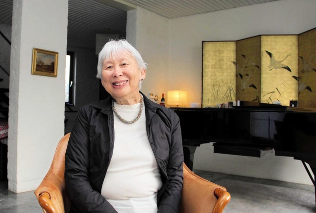 オランダで安楽死が根付いた理由を話すシャボットあかねさん。自宅は日本の文化が感じられる＝オランダ・ユトレヒト州アメルスフォールト