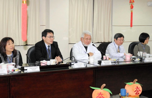 「台日交流会」に臨む台北市立病院の医師ら＝台北市