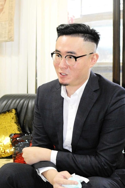 父親がスイスで自殺ほう助を受けて亡くなった傅俊豪さん＝台北市