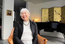オランダで安楽死が根付いた理由を話すシャボットあかねさん。自宅は日本の文化が感じられる＝オランダ・ユトレヒト州アメルスフォールト