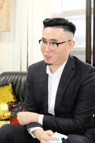 父親がスイスで自殺ほう助を受けて亡くなった傅俊豪さん＝台北市