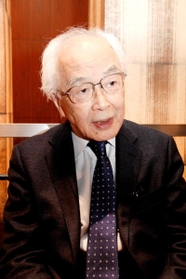 自らの死生観について語る柳田邦男さん＝東京都新宿区