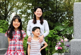 お墓の前で、廣尾すみゑさんの思い出を語る理絵さんと孫の色花さん、三獅郎君＝小野市