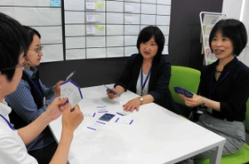 ４人一組で「もしも」を考えながらカードを選ぶ「もしバナゲーム」＝姫路市西今宿３