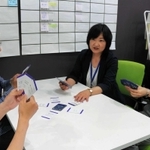 ４人一組で「もしも」を考えながらカードを選ぶ「もしバナゲーム」＝姫路市西今宿３