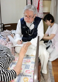 小野市の篠原医院は在宅療養支援診療所。篠原慶希院長が患者の自宅を訪れる＝小野市内