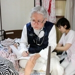 小野市の篠原医院は在宅療養支援診療所。篠原慶希院長が患者の自宅を訪れる＝小野市内