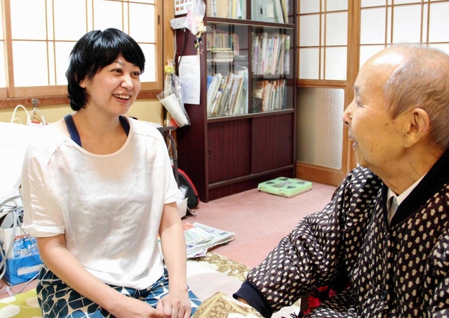 住民宅を訪れ、体調を聞き取る十時奈々さん＝岡山県美作市上山