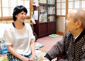 住民宅を訪れ、体調を聞き取る十時奈々さん＝岡山県美作市上山