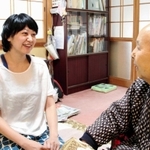 住民宅を訪れ、体調を聞き取る十時奈々さん＝岡山県美作市上山